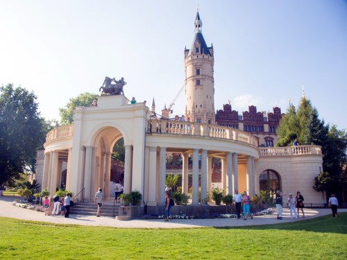 Auf der Rückseite des Schweriner Schlosses liegt die Orangerie.