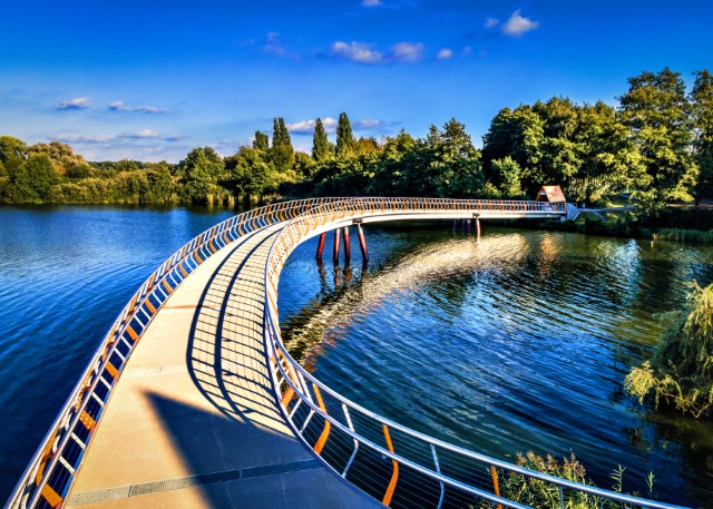 Fertiggestellte Brücke bei Sonnenschein