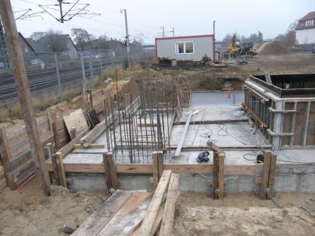 Fertiges Fundament mit Schalung Aufzugunterfahrt